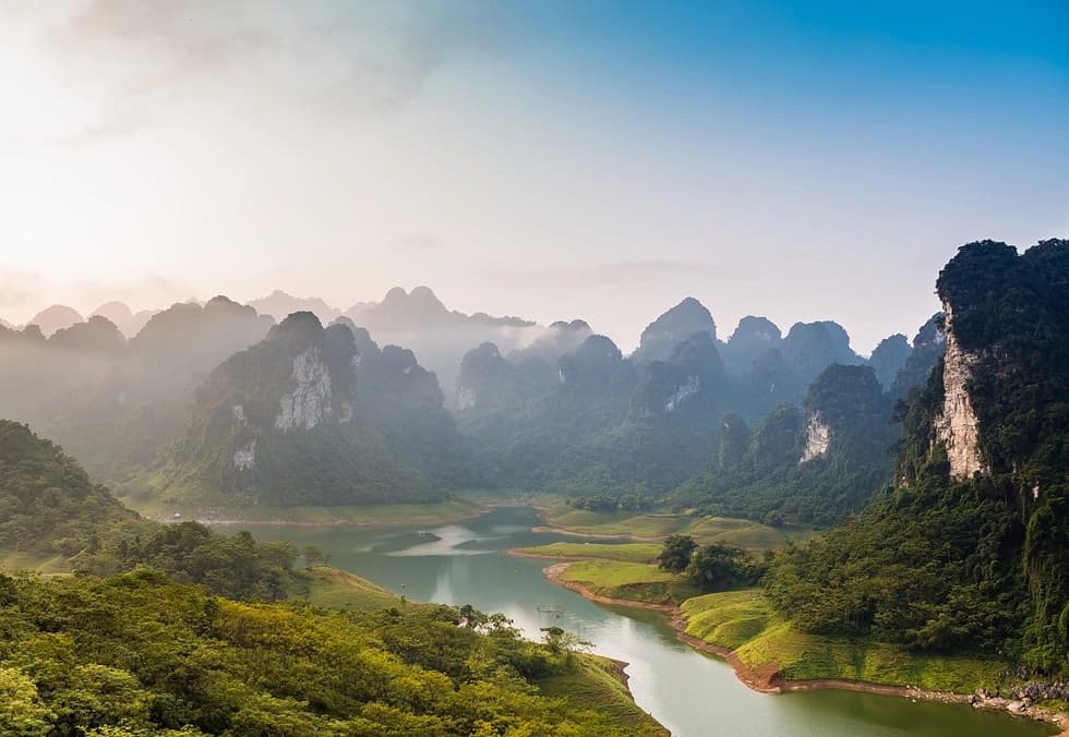 https://lykke-public-assets.s3.amazonaws.com/media/images/destination/4/vietnam-card-10.webp
