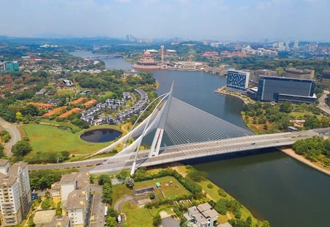 https://lykke-public-assets.s3.amazonaws.com/media/images/destination/15/malaysia-card-11.webp